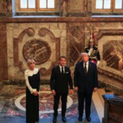 Trump'ın şakası d&uuml;nya g&uuml;ndeminde: G&ouml;z&uuml;n&uuml; Versay altınlarına dikti 