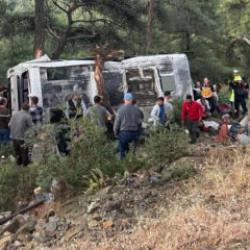 Servis minib&uuml;s&uuml; şarampole devrildi: 22 yaralı