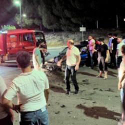 Servis otob&uuml;s&uuml; ile otomobil &ccedil;arpıştı: 4 yaralı