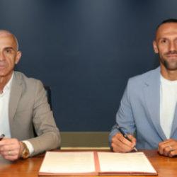 Fenerbah&ccedil;e transferde ilk bombayı Vedat Muriqi ile patlattı! &Ccedil;ubuklu ile ilk poz