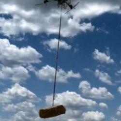 Teknoloji tarlaya indi: &Ccedil;ift&ccedil;i dronla saman balyası taşıyor