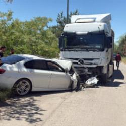 TIR ile &ccedil;arpışan otomobilin s&uuml;r&uuml;c&uuml;s&uuml; &ouml;ld&uuml;