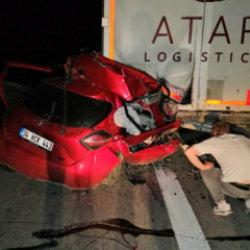TIR'a arkadan &ccedil;arpan otomobilin s&uuml;r&uuml;c&uuml;s&uuml; &ouml;ld&uuml;