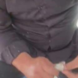 Yılanı yakalayıp yılanla konuştu: "Sevgili yılan, insanlardan uzak dur"