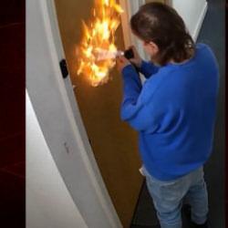 İngiltere'de komşu kabusu: Akıl hastası adam kapıyı ateşe verdi