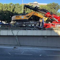 Bah&ccedil;elievler'de y&uuml;rekleri ağza getiren kaza: Yol kapatıldı!