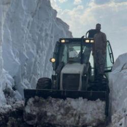 Kar kalınlığı 10 metreyi buldu! Kentte &ccedil;alışmalar devam ediyor 