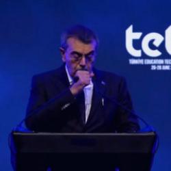 K&uuml;rs&uuml;de boğazı kuruyan Bakan Tekin verilen suyu oturarak i&ccedil;ti