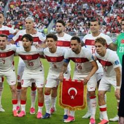 ABD ma&ccedil;ı &ouml;ncesi taraftarlardan teknik direkt&ouml;r Montella'ya "Evine git" tepkisi