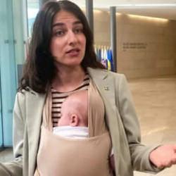 AB'de ilk: İsve&ccedil;li Bakan, toplantıya bebeğiyle geldi