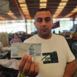 Adana'da bir garip olay! T&uuml;m pazar esnafına bu paraları dağıttı