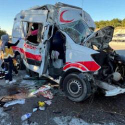 Ambulans, TIR'a &ccedil;arptı; hasta &ouml;ld&uuml;, 3 personel yaralı
