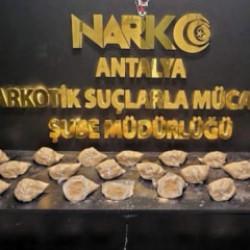 Antalya'da narkotikten rekor darbe: L&uuml;ks aracın bagajından 34 paket eroin fırladı!