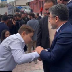Bakan ile &ccedil;ocuk arasında g&uuml;l&uuml;mseten diyalog: Bu yaşta Fenerbah&ccedil;eli olmak zor