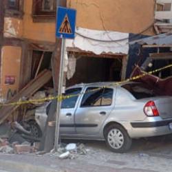 Bursa'da freni boşalan otomobil eve girdi