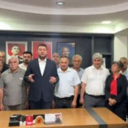 CHP İl binasında hareketli gece: Yeni atanan il başkanı &ccedil;ilingirle i&ccedil;eri girdi!