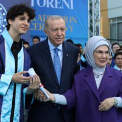 Cumhurbaşkanı Erdoğan'ın torunu &Ouml;mer Tayyip mezun oldu! Diplomasını bizzat kendi verdi