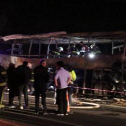 Denizli'de bariyerlere &ccedil;arparak yanan yolcu otob&uuml;s&uuml; kazasında &ouml;l&uuml; sayısı 9'a y&uuml;kseldi 