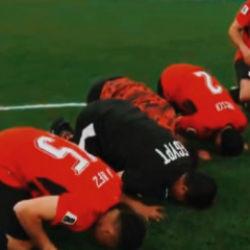 D&uuml;nya Kupası'nda gecenin en &ccedil;ok konuşulan karesi! 3-1 sonrası ş&uuml;k&uuml;r secdesi