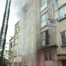 Fatih&rsquo;te 5 katlı iş hanında yangın: 1 yaralı