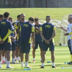 Fenerbah&ccedil;e'de b&uuml;y&uuml;k şok! Yıldız isim sakatlanarak antrenmanı yarıda bıraktı