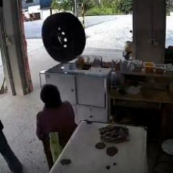 Ara&ccedil;tan fırlayan tekerlek d&uuml;kkan daldı facia kıl payı atlatıldı