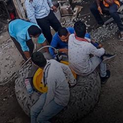 Hindistan'da feci olay! &Uuml;zerinde oturdukları lastik bomba gibi patladı