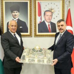 İ&ccedil;işleri Bakanlığı'nda g&ouml;r&uuml;şt&uuml;ler: Ziyad Hab El Rih'ten Bakan &Ccedil;ift&ccedil;i'ye manidar hediye