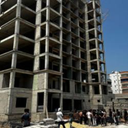 İnşaatın 10'uncu katından d&uuml;şen iş&ccedil;i &ouml;ld&uuml;