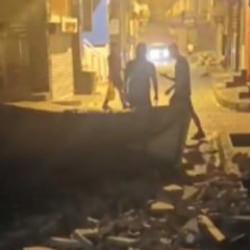 İstanbul'da korku dolu anlar: Beton par&ccedil;aları yola d&uuml;şt&uuml;!