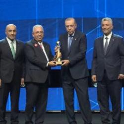 Kuyumculuk sekt&ouml;r&uuml; ihracat şampiyonu Ahlatcı, &ouml;d&uuml;l&uuml; Cumhurbaşkanı Erdoğan&rsquo;ın elinden aldı