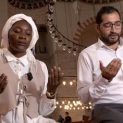 G&ouml;n&uuml;l bağı inan&ccedil;la birleşti! Afrikalı hemşire M&uuml;sl&uuml;man oldu, se&ccedil;tiği isim duygulandırdı