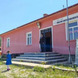 Okulun tek &ouml;ğrencisi karnesini aldı