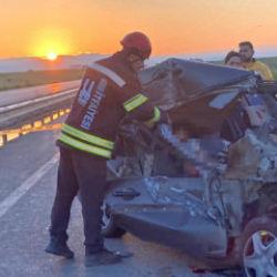 Otomobil, kiraz y&uuml;kl&uuml; kamyonete &ccedil;arptı: &Ouml;l&uuml; ve yaralılar var