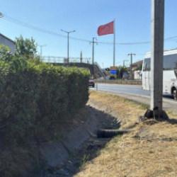 Panelvan y&ouml;n tabelasına &ccedil;arptı: 1 &ouml;l&uuml;, 2 yaralı