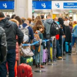 Pasaport kontrol&uuml; krizi s&uuml;r&uuml;yor: Avrupa'da sistem tamamen &ccedil;&ouml;kebilir
