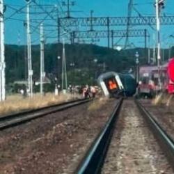 Polonya'da korkun&ccedil; kaza: İki yolcu treni &ccedil;arpıştı