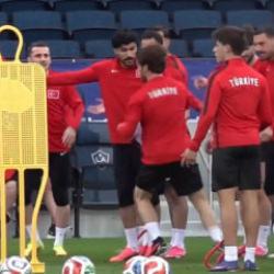 Kerem Akt&uuml;rkoğlu Galatasaray'ın yıldızı Yunus'a "Lan gerizekalı" dedi, ortalık karıştı