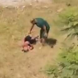 Sulama kanalına giren oğlunu kemerle d&ouml;vd&uuml;! Olay anı kameraya yansıdı 