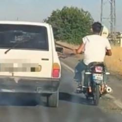 Şanlıurfa'da tehlikeli yolculuk: Motosiklet, otomobil kemerine tutunarak ilerledi