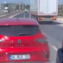 Silivri'de ambulansa yol vermeyen s&uuml;r&uuml;c&uuml; kamerada