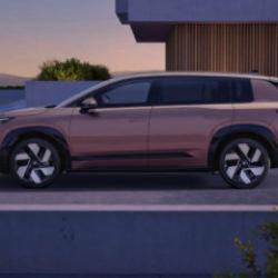 Skoda tarihinin en b&uuml;y&uuml;ğ&uuml; sahneye &ccedil;ıktı: 7 koltuklu dev SUV 'Peaq' tanıtıldı!