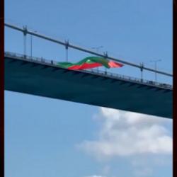 Tarihinde ilk kez S&uuml;per Lig'de yer alacak Amedspor'un bayrağı FSM k&ouml;pr&uuml;s&uuml;ne asıldı  