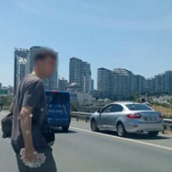 TEM'de para g&ouml;t&uuml;ren motokurye d&uuml;şt&uuml;, yola sa&ccedil;ılanları vatandaşlar topladı