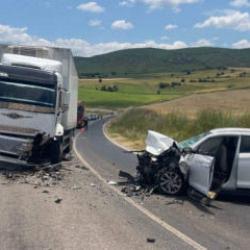 Tokat'ta feci kaza! Kamyon ile cip &ccedil;arpıştı
