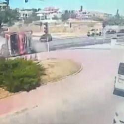 Yangına giden itfaiye aracının devrildiği o anlar ortaya &ccedil;ıktı!