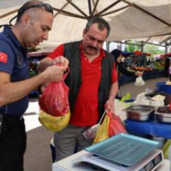 Zabıta pazar &ccedil;ıkışına terazi kurdu: Vatandaş ikinci kez tarttı