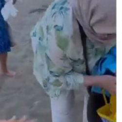 İzmir'de plajda bir kadın baş&ouml;rt&uuml;l&uuml; anne ve kızına s&ouml;zl&uuml; saldırdı