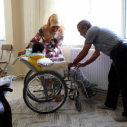 İki evladını kaybeden &ccedil;ift, y&uuml;zde 100 engelli Recep'e ana-baba oldu