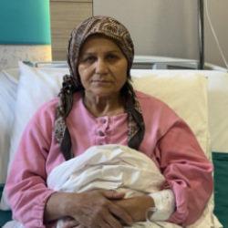 Ameliyattan ka&ccedil;tı, tavsiye &uuml;zerine sardığı ot bacaklarını yaktı
